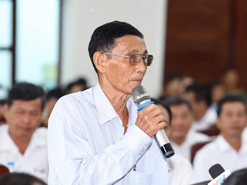 Voter Nguyen Hoang Chien, a retired cadre at My Hung Hamlet, Hiep Hung Commune, Phung Hiep District, speaks.