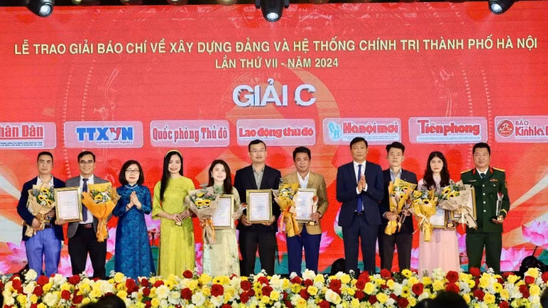 Hanoi presents the 7th Press Award on Party Building and Political System of the City 2024.