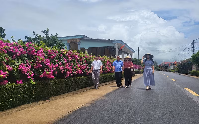 The rural appearance of Ky Phu Commune, Ky Anh District has changed rapidly thanks to the building of a new-style rural area. 
