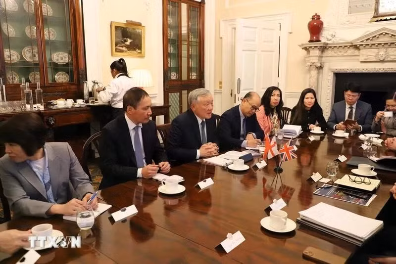 Deputy Prime Minister Nguyen Hoa Binh has a working session with UK partners regarding the development of financial centres. (Photo: VNA)