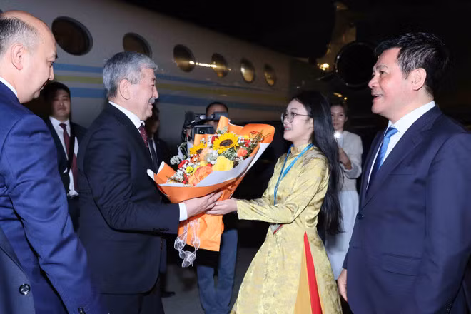 Chairman of the Cabinet of Ministers of the Kyrgyz Republic Adylbek Aleshovich Kasymaliev arrives in Hanoi on March 5 evening, beginning his official visit to Vietnam. (Photo: VNA)