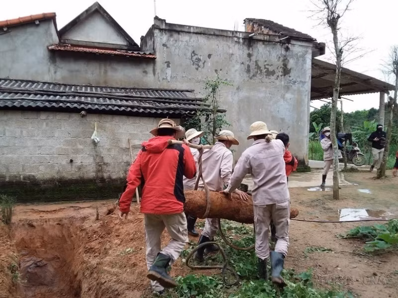 The MAG Bomb and Mine Clearance Team successfully discovers and disposes of an unexploded bomb weighing nearly 230kg in a resident's garden in Nguyen Son village of Cu Nam commune, Quang Binh province, in April 2024. Vietnam aims to have no casualties from bombs, mines, and explosives by 2025. (Photo: VNA)