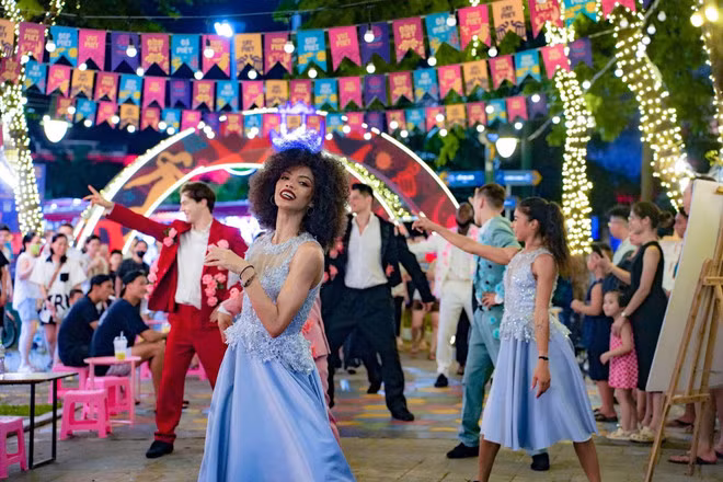VUI-Fest Night Market brings vibrant entertainment and nighttime cuisine to Cat Ba. (Photo: Sun Group)