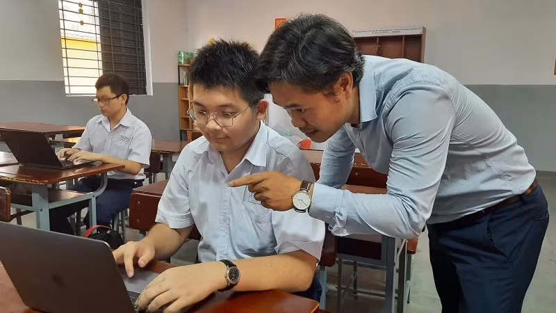 Students of Le Hong Phong High School for the Gifted in Ho Chi Minh City learn AI at school (Photo: CAO TAN)