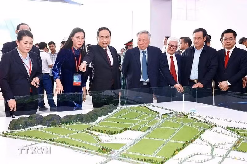 National Assembly Chairman Tran Thanh Man (third, from left) attends the groundbreaking ceremony for VSIP II Quang Ngai Industrial Park. (Photo: VNA)