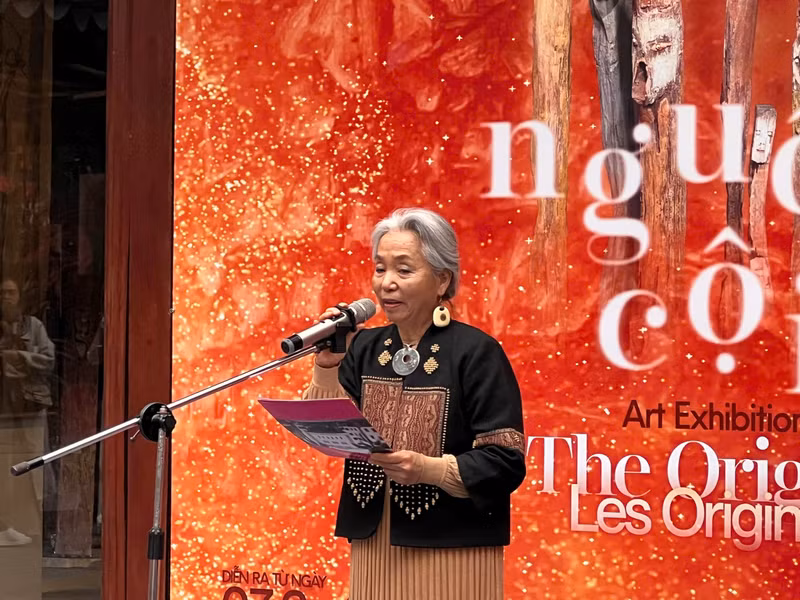 Female painter To Bich Hai at the opening ceremony