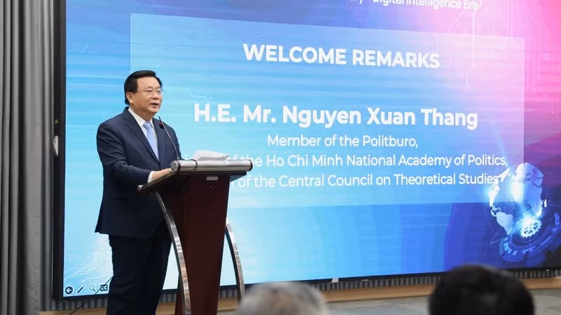 Nguyen Xuan Thang, Politburo member, Director of the Ho Chi Minh National Academy of Politics and Chairman of the Central Theoretical Council delivers a speech.