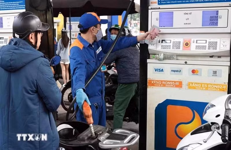 At a gas station in Hanoi (Photo: VNA)