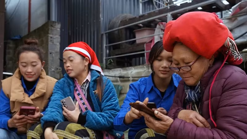 Youth union members of Ta Phin Commune (Sa Pa Town, Lao Cai Province) guide people on how to use social networks.