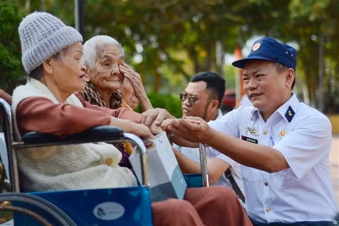 War veterans and former military personnel who used to be stationed in Truong Sa talk to relatives of the fallen soldiers. (Photo: VNA)