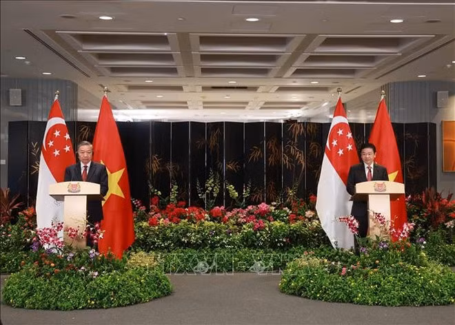 General Secretary To Lam (L) and Singaporean Prime Minister Lawrence Wong at the joint press briefing. (Photo: VNA)