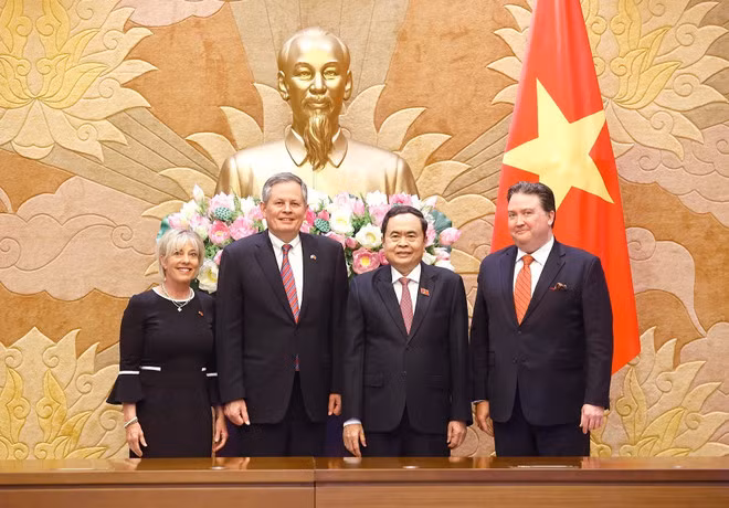 NA Chairman Tran Thanh Man meets with US Senator Steve Daines and his spouse. (Photo: VNA) NA Chairman Tran Thanh Man meets with US Senator Steve Daines and his spouse. (Photo: VNA)
