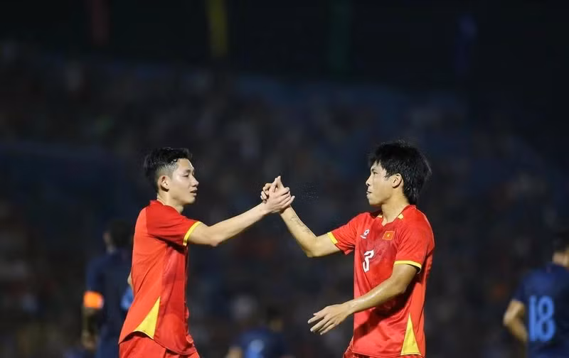 Nguyen Hai Long and Van Vi score goals for Vietnam in their 2-1 win over Cambodia in a friendly match on March 19. (Photo: thethaovanhoa.vn)