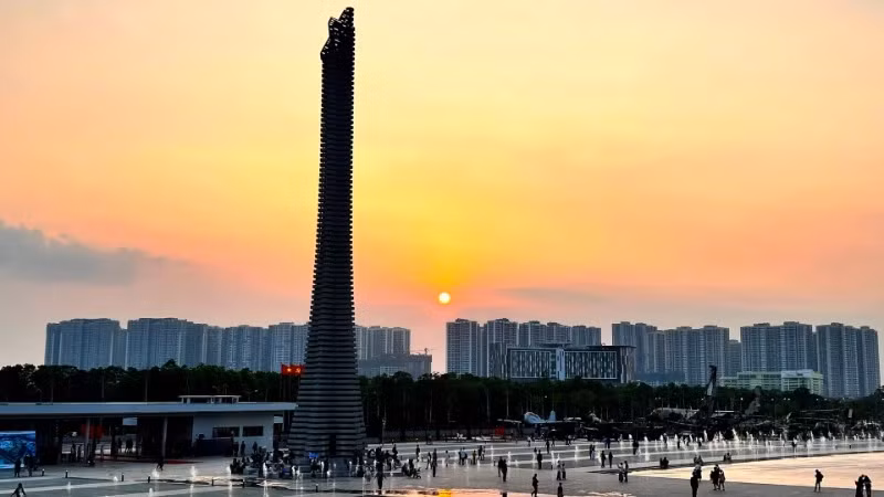 Vietnam Military History Museum attracts a large number of visitors. (Photo: NGUYEN DANG)