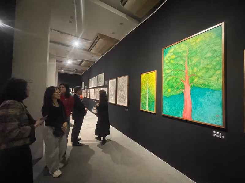 The exhibition is a journey following the major changes in artist To Bich Hai’s career, when she experimented with different materials such as oil paint, graphite, and wood carving.
