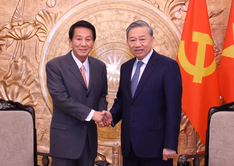 Party General Secretary To Lam (right) receives former Special Ambassador for Vietnam-Japan Sugi Ryotaro on March 20. (Photo: VNA)