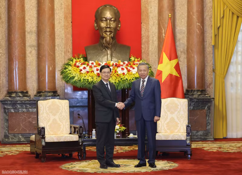 President To Lam (R) receives Chief Executive of China’s Hong Kong Special Administrative Region Lee Ka-chiu in Hanoi on August 1. (Photo: baoquocte.vn)