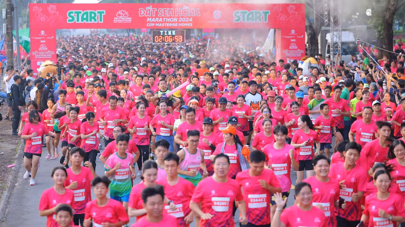Nearly 10,000 athletes join Dat Sen Hong Marathon in Dong Thap