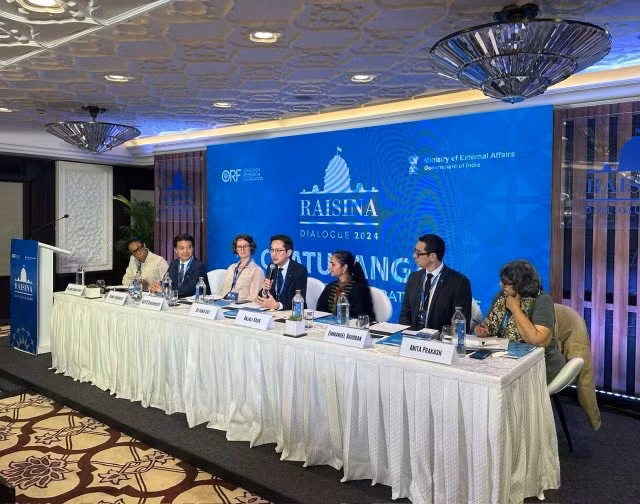 Vietnamese Deputy Minister of Foreign Affairs Do Hung Viet (centre) speaks at the session. (Photo: VNA)