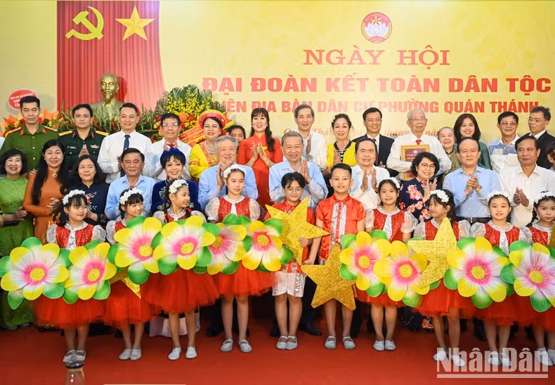 Party General Secretary To Lam and Party and State leaders join residents in Quan Thanh ward of Hanoi's Ba Dinh district at the event (Photo: NDO)
