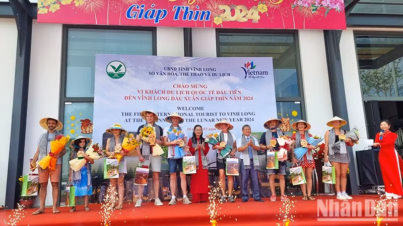 Vinh Long Province welcomes the first international tourist to the locality.