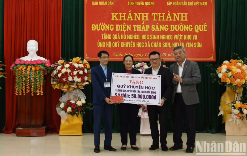 Leaders of Nhan Dan Newspaper and Vietnam Oil and Gas Group hand over 50 million VND to the Fund for Study Encouragement of Chan Son Commune.