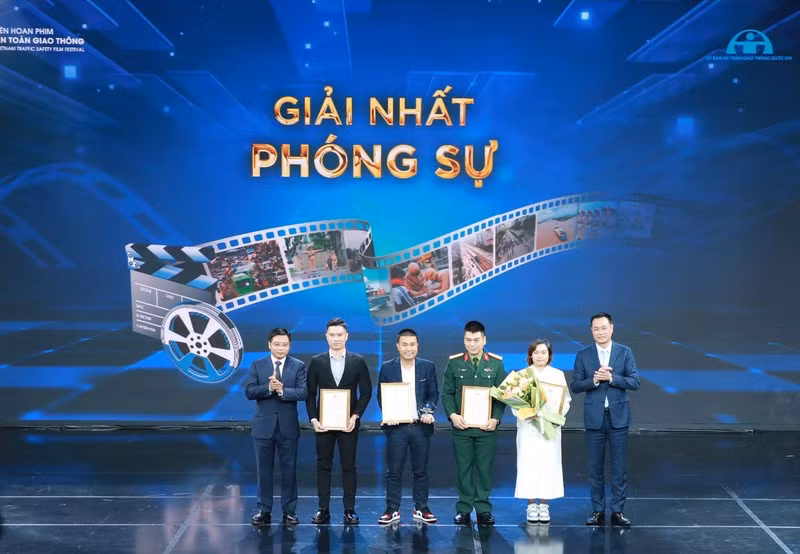 First prize winners in the reportage category honoured at the ceremony 