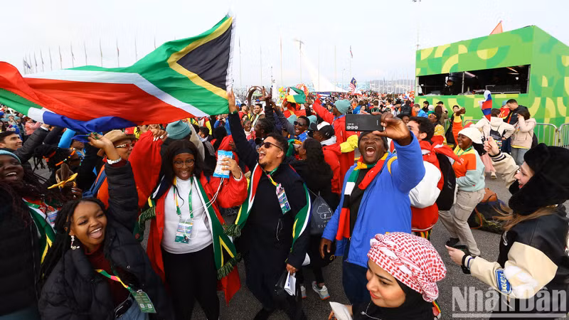 Participants at the event dressed in colourful costumes and singing songs praising their country, youth, love, and solidarity.