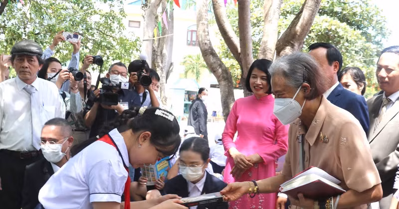 Thai Princess Maha Chakri Sirindhorn presents gifts to students at Nguyen Tat Thanh primary school (Photo: VNA)