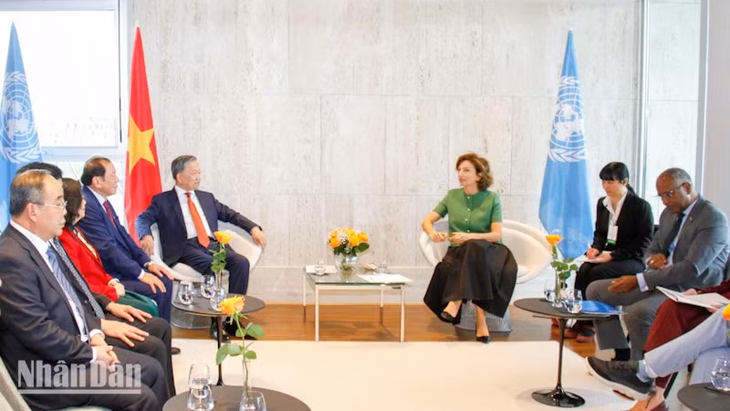 Party General Secretary and State President To Lam and UNESCO's Director-General Audrey Azoulay at their meeting in Paris on October 7 (Photo: NDO)
