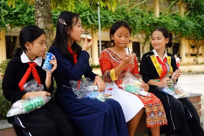 Children enjoy Vinamilk's products. Children enjoy Vinamilk's products.