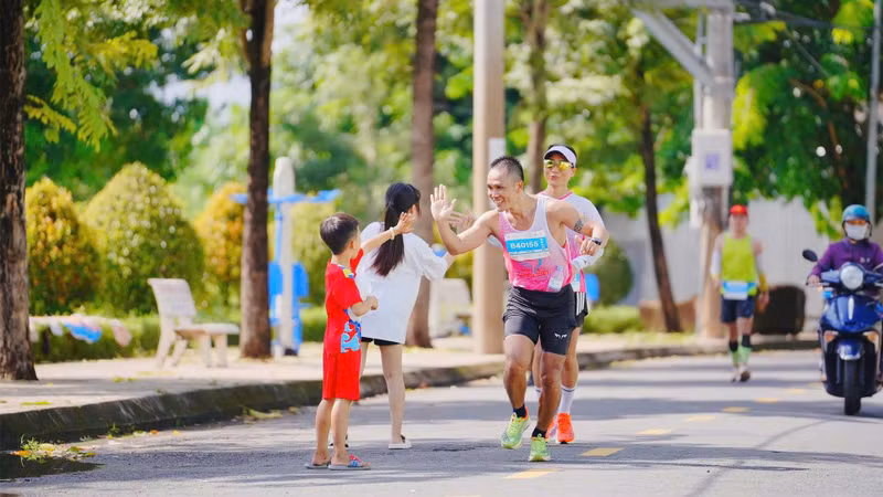 Runners give high fives to local children. Runners give high fives to local children.
