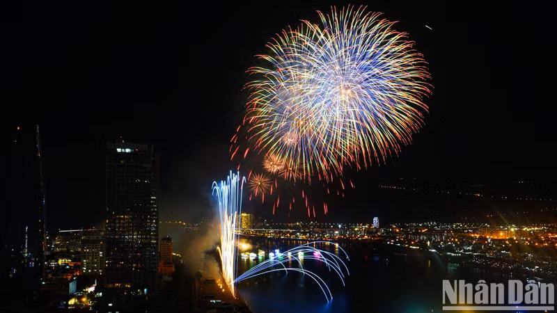 The beauty of China is described by the fireworks performance of the Liuyang Jingduan New-art Display team.
