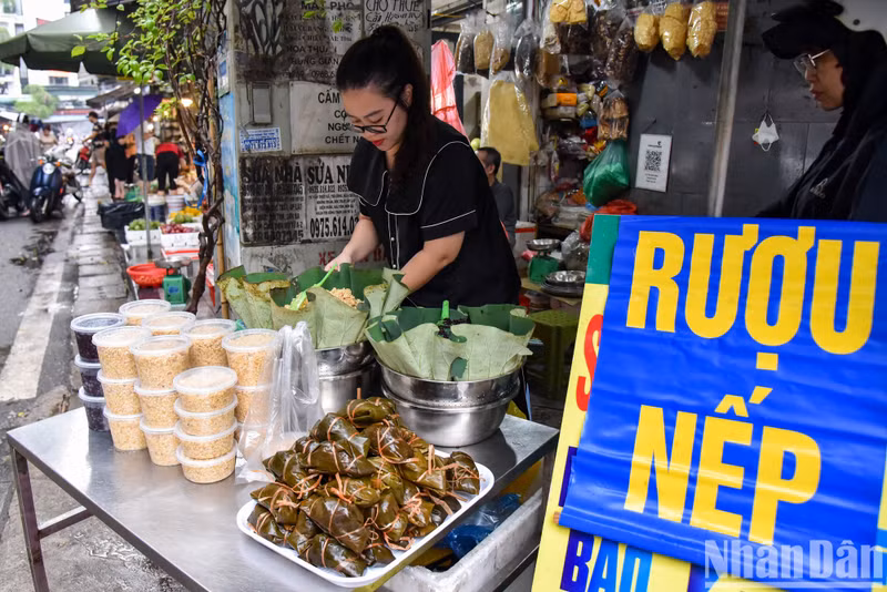 Doan Ngo Festival, commonly called ‘Tet giet sau bo’ (pest-killing festival), is celebrated on the fifth day of the fifth lunar month. It is one of the many traditional customs of Vietnamese people.
