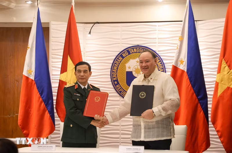 Minister of National Defence General Phan Van Giang and his Philippine counterpart Gilberto Teodoro. (Photo: VNA)