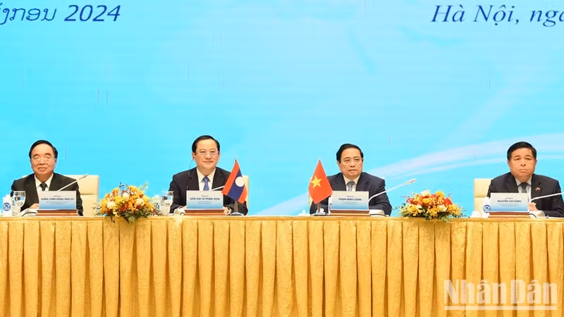 Vietnamese Prime Minister Pham Minh Chinh and his Lao counterpart Sonexay Siphandone co-chair a Vietnam-Laos investment cooperation conference in Hanoi on January 7 (Photo: NDO)