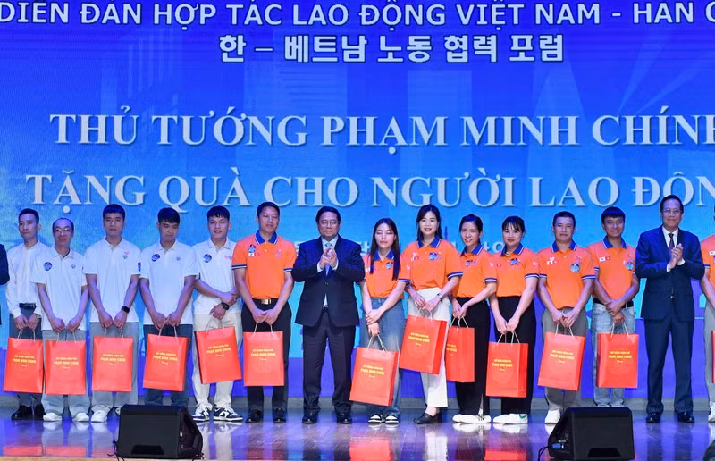 Prime Minister Pham Minh Chinh and participants at the event (Photo: NDO) Prime Minister Pham Minh Chinh and participants at the event (Photo: NDO)