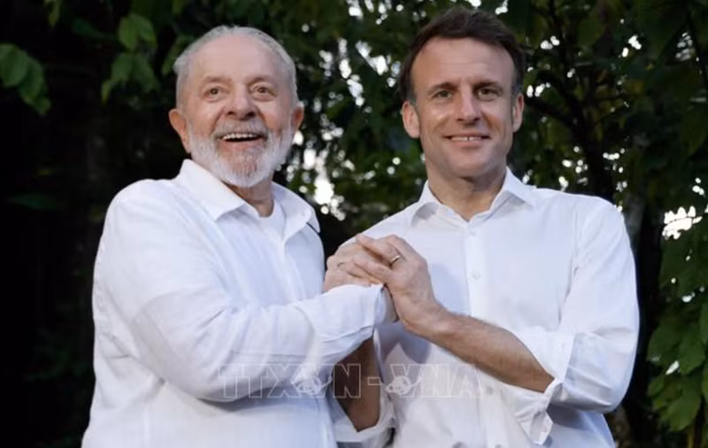 French President Emmanuel Macron (R) and Brazilian President Luiz Inacio Lula da Silva at their meeting in Belem on March 26, 2024. (Photo: AFP/TTXVN)