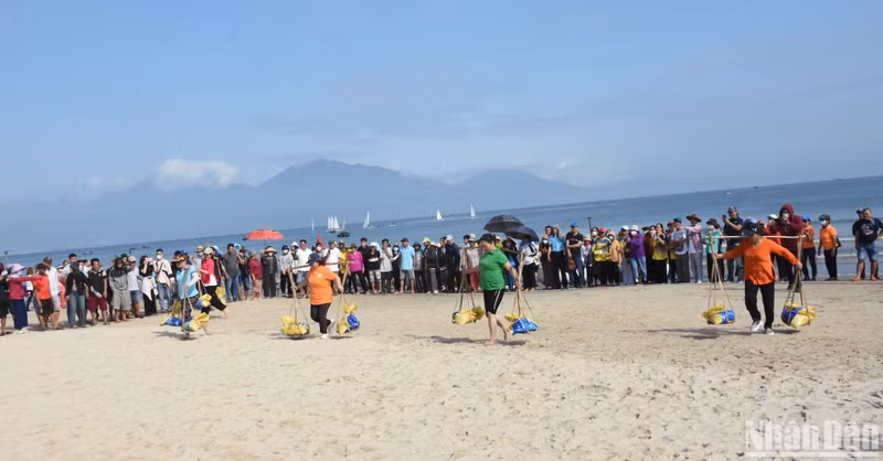 Locals join a fish carrying contest.