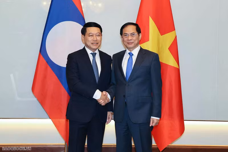 Deputy Prime Minister and Minister of Foreign Affairs Bui Thanh Son (R) and visiting Lao Deputy Prime Minister Saleumxay Kommasith (Photo: baoquocte.vn)