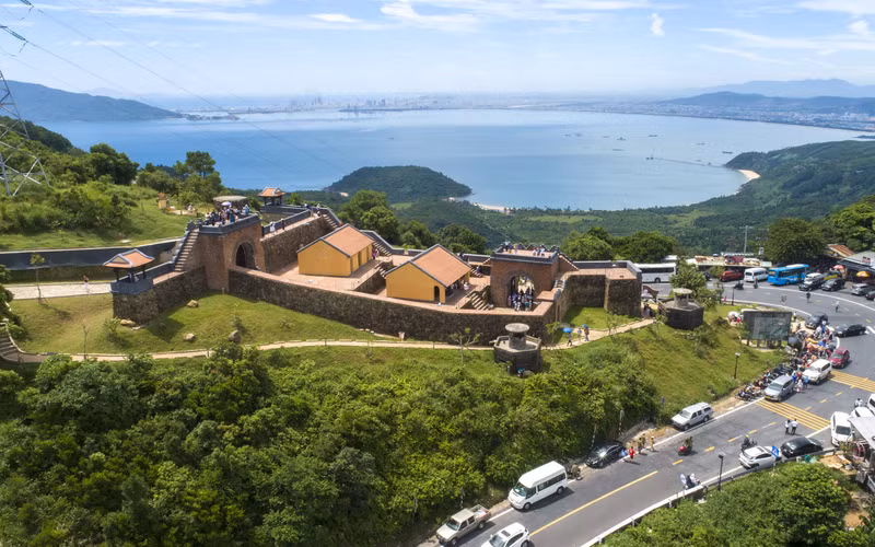 Hai Van Gate is a popular attraction among tourists as it offers stunning views of the sea and the Hai Van Mountain Pass. (Photo: VnExpress)