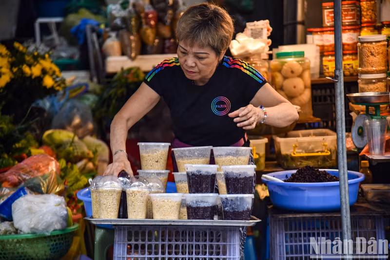 At Hang Be Market, a 1kg box of ‘ruou nep’ is sold from 80,000 VND to 100,000 VND.