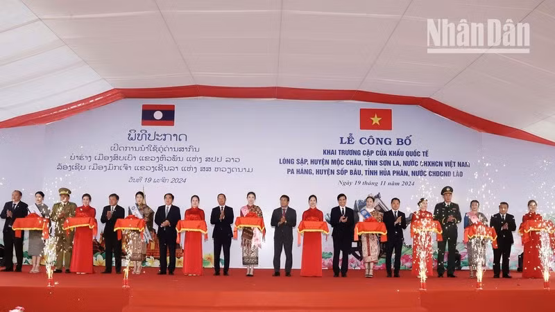 At the event to launch the Long Sap (Vietnam) – Pa Hang (Laos) international border gate pair. (Photo: NDO)