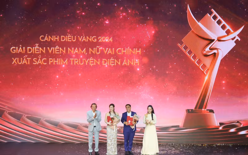 Winners of best leading actor and actress honoured at the ceremony (Photo: toquoc.vn)