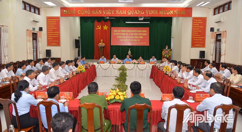 Politburo member, Secretary of the Party Central Committee Nguyen Trong Nghia held meeting with leaders of Go Cong Tay District (Photo: tuyengiaotiengiang.vn)