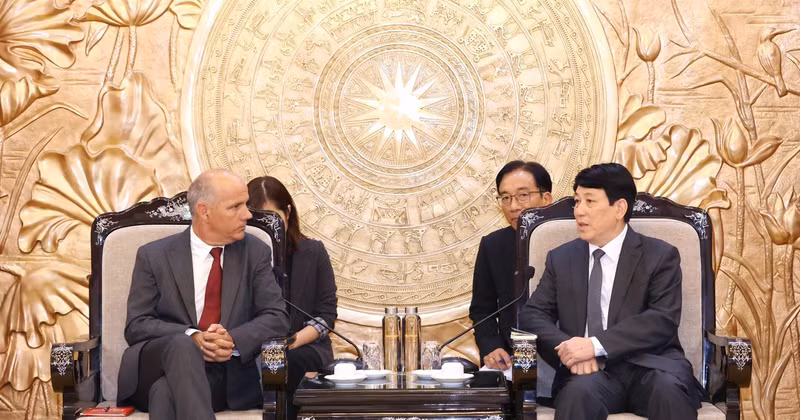 Politburo member and standing member of the Party Central Committee's Secretariat Luong Cuong (R) and Portuguese Communist Party General Secretary Paulo Raimundo at their meeting in Hanoi on August 16. (Photo: VNA)