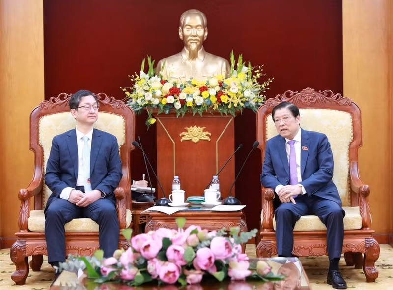 Phan Dinh Trac, Politburo member, Secretary of the Party Central Committee (PCC) and Chairman of the PCC's Commission for Internal Affairs (R) meets with Vice Chairman and Secretary-General of the Republic of Korea (RoK)’s Anti-Corruption and Civil Rights Commission (ACRC) Jeong Seung-yoon in Hanoi on May 23. (Photo: VNA)