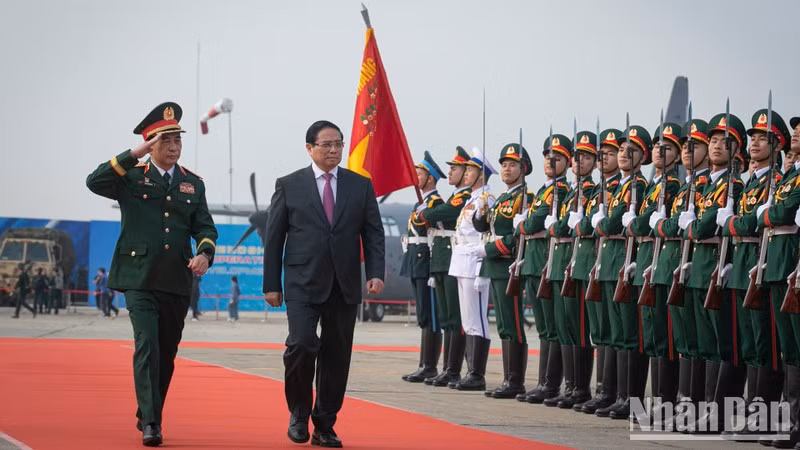Prime Minister Pham Minh Chinh (second from left ) attends Vietnam International Defence Expo 2024 (Photo: NDO)