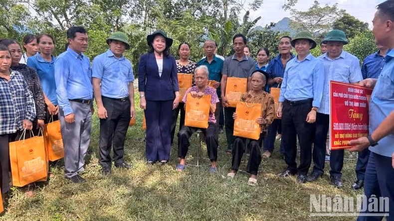 Vice President Vo Thi Anh Xuan delivers gifts to people affected by storms in Huu Lung District, Lang Son Province. Vice President Vo Thi Anh Xuan delivers gifts to people affected by storms in Huu Lung District, Lang Son Province.