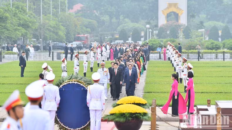 Party and State leaders joined National Assembly (NA) deputies attending the seventh session of the NA's 15th tenure to pay tribute to President Ho Chi Minh Party and State leaders joined National Assembly (NA) deputies attending the seventh session of the NA's 15th tenure to pay tribute to President Ho Chi Minh